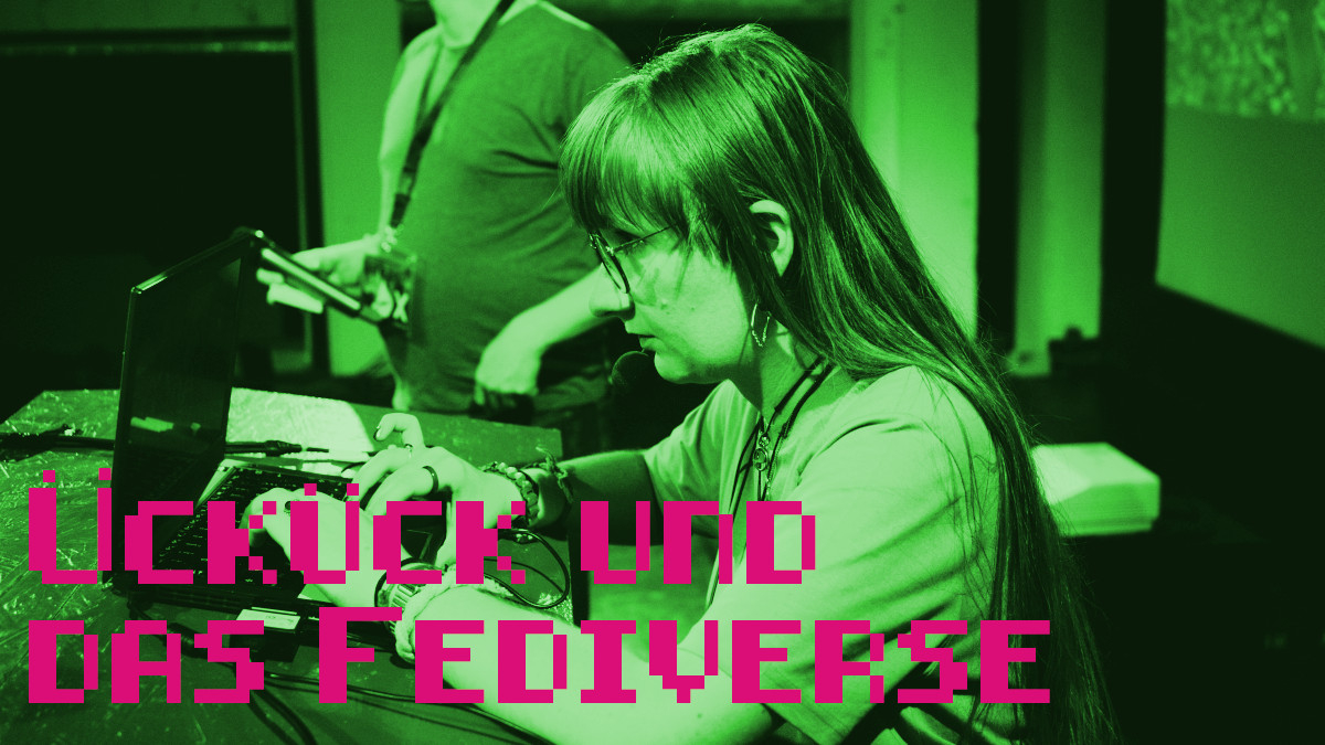 Ich von der Seite an einem Laptop; das Bild ist leuchtend grün eingefärbt. Darüber in pixeliger rosa Schrift: Ückück und das Fediverse