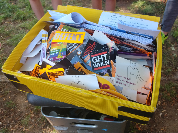 Eine große Kiste mit vielen verschiedenen bunten Stickern. Demos