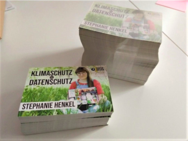 Wahlkampfsticker von mir, auf denen ich mit meinem Laptop auf einer Wiese sitze; Neben mir die Worte Klimaschutz und Datenschutz Wahlkampfsticker Stephanie Henkel 2021 Piraten 600
